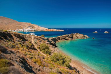 Yunanistan 'ın Folegandros adasındaki Karavostasis kasabası yakınlarındaki Vicentzo plajı manzaralı