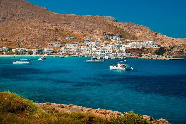 Karavostasis kasabası, Folegandros Adası, Yunanistan - 06 03 2019: Yunanistan 'ın Folegandros adasındaki Karavostasis kasabası