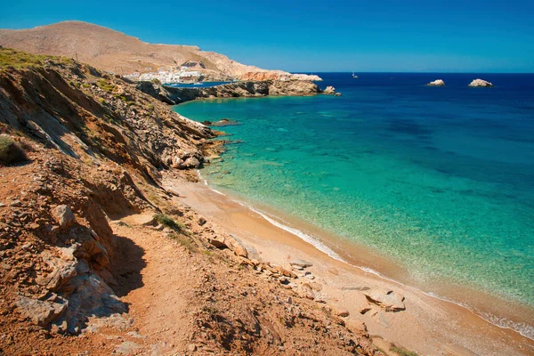 Yunanistan 'ın Folegandros adasındaki Karavostasis kasabası yakınlarındaki Puntaki plajına bak