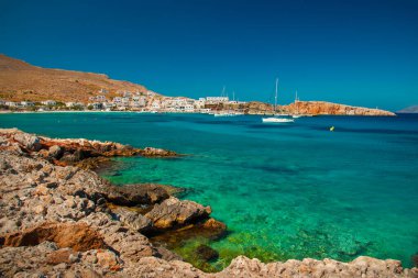Yunanistan 'ın Folegandros adasındaki Karavostasis kasabasına bak