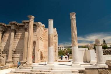 Atina, Yunanistan - 05: 29: 2019: Ünlü Monastiraki ilçesindeki Hadrian Kütüphanesi kalıntıları