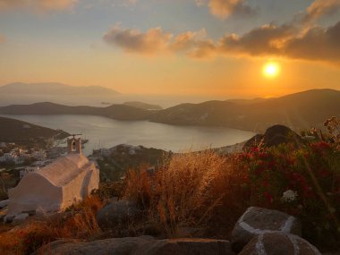 Gün batımında Ios şehrinin üst kesimindeki körfeze bakış açısıyla bak.