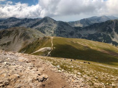 Pirin Dağı, Bansko, Bulgaristan - 08 18 2019: Bulgaristan 'daki Pirin dağlarının en yüksek zirvesi olan Hiking Vihren