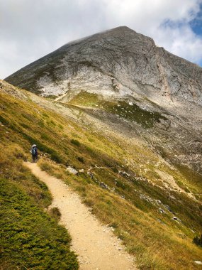 Pirin Dağı, Bansko, Bulgaristan - 08 18 2019: Bulgaristan 'daki Pirin dağlarının en yüksek zirvesi olan Hiking Vihren