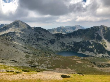 Bulgaristan 'daki Pirin dağlarının en yüksek zirvesi olan Yürüyüş Vihren