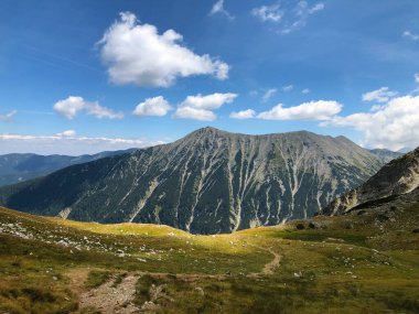 Bulgaristan 'daki Pirin dağlarının en yüksek zirvesi olan Yürüyüş Vihren