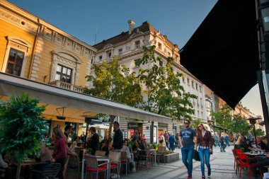 Belgrad, Sırbistan - 04: 20: 2019: Gün batımında Belgrad şehir merkezinde kalabalık Knez Mihailova caddesi