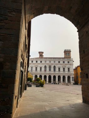 Bergamo, İtalya - 06 03 2018: Citta Alta veya Upper Town 'daki güzel tarihi bina ve kafelerin bulunduğu merkez meydandaki kemerli geçide bakın