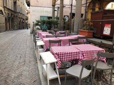 Bergamo, İtalya - 06 03 2018: Citta Alta 'nın orta kesimindeki geleneksel tarz restoran