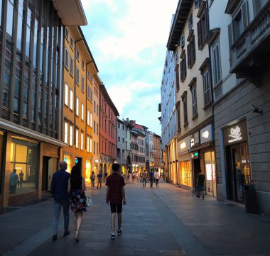 Bergamo, İtalya - 06 02 2018: Dükkanlar ve kafelerle ana yaya caddesinde yürüyen insanlar