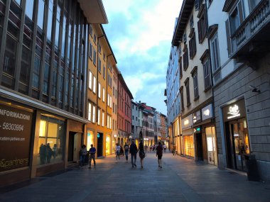 Bergamo, İtalya - 06 02 2018: Dükkanlar ve kafelerle ana yaya caddesinde yürüyen insanlar