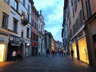Bergamo, İtalya - 06 02 2018: Dükkanlar ve kafelerle ana yaya caddesinde yürüyen insanlar