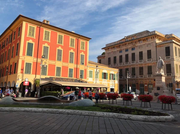 Chiavari Italia 2018 Coloridos Edificios Monumento Plaza Central Con Geranios — Foto de Stock