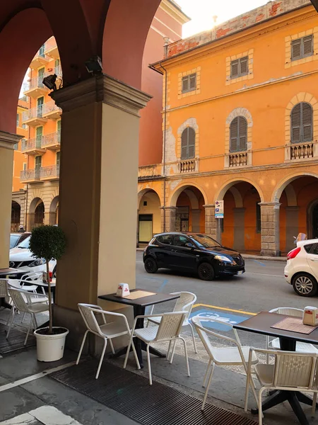 Chiavari Itália 2018 Café Sob Colunata Com Vista Sobre Edifícios — Fotografia de Stock