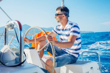 Genç adam yelkenli yat