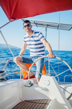 Genç adam yelkenli yat
