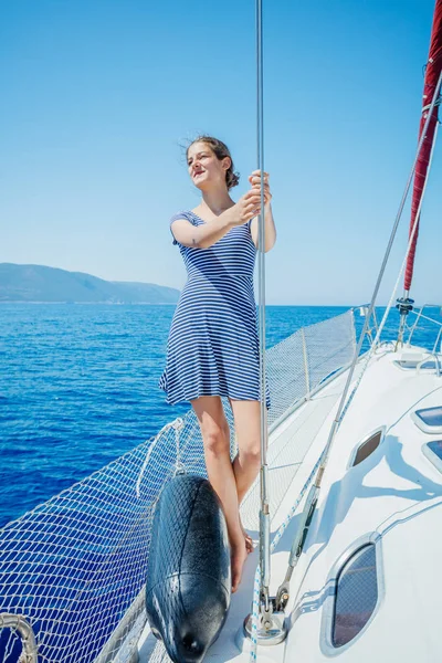 Dziewczyna, relaks na jachcie w Grecji — Zdjęcie stockowe