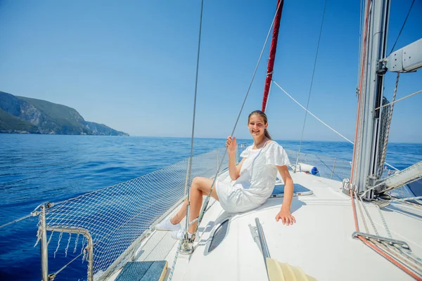 Lány pihentető a Yacht-Görögország — Stock Fotó