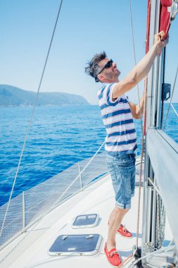 Genç adam yelkenli yat