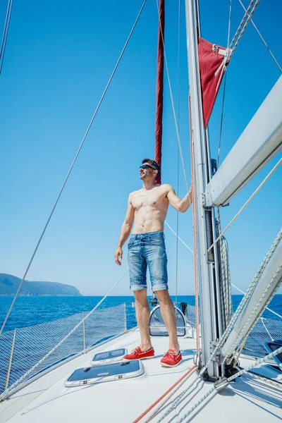 젊은 남자 항해 요트 — 스톡 사진