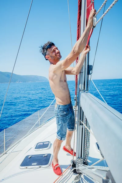 Парусная яхта молодого человека — стоковое фото