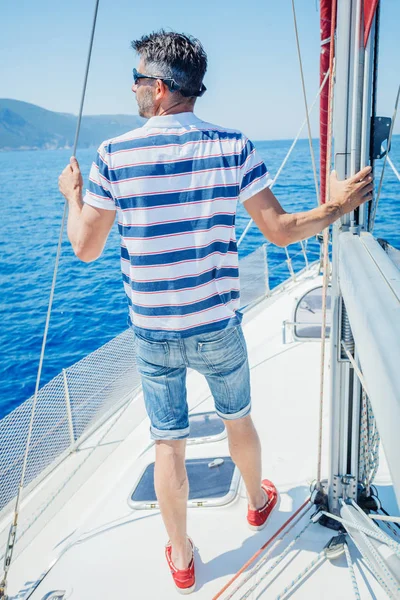 Молодий чоловік плаває на яхті — стокове фото