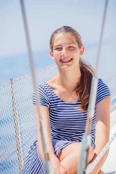 ギリシャのヨットをリラックスした少女の肖像画 — ストック写真