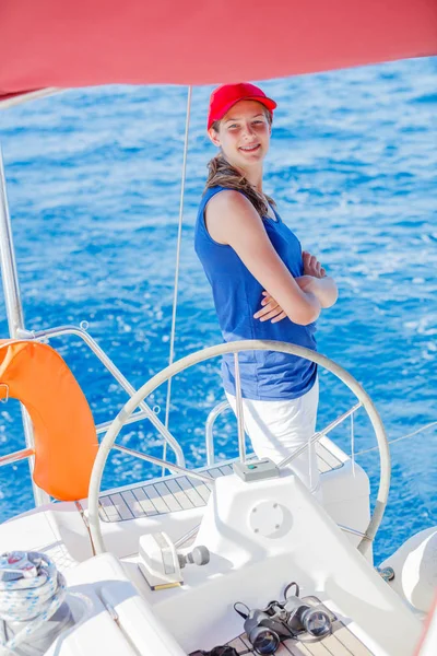 Lány vitorlás Yacht, Görögország — Stock Fotó