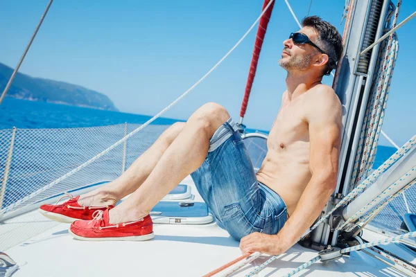 Young man on sailing yacht — Stock Photo, Image