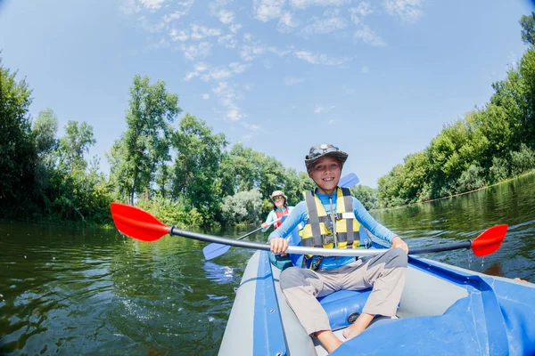 Ragazzo felice kayak sul fiume in una giornata di sole durante le vacanze estive — Foto Stock