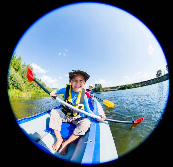 Menino feliz de caiaque no rio em um dia ensolarado durante as férias de verão — Fotografia de Stock