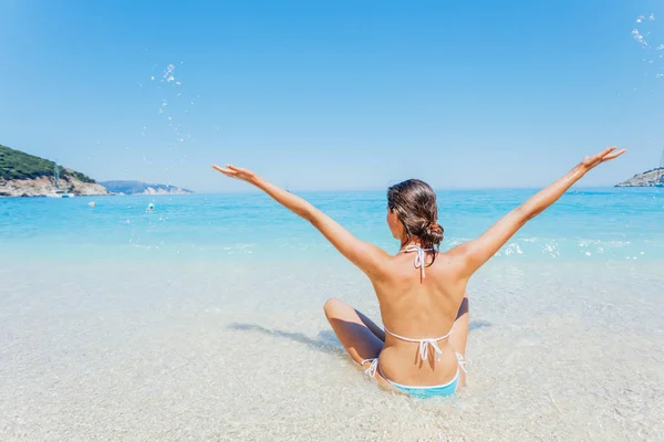 Szczęśliwa młoda dziewczyna cieszyć się wakacje na plaży — Zdjęcie stockowe