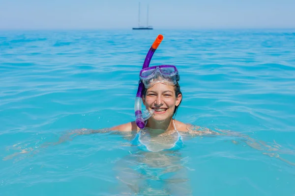 Spiaggia vacanza snorkeling ragazza snorkeling — Foto Stock
