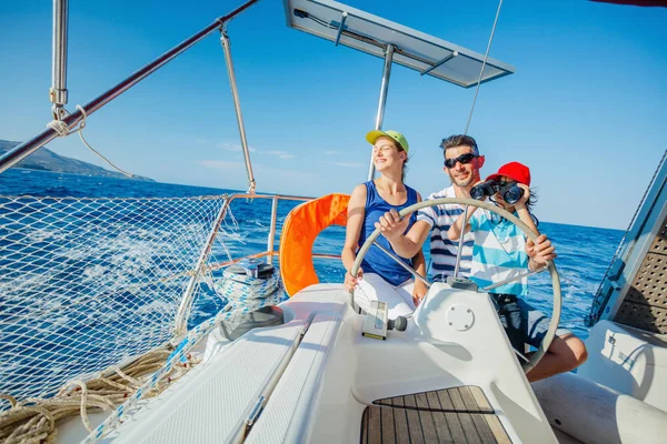 Padre con bambini adorabili che riposano sullo yacht — Foto Stock