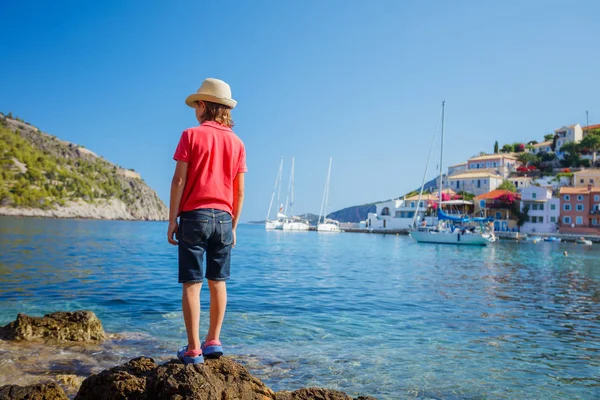 Çocuk Assos Yunanistan ada Kefalonia üzerinde. — Stok fotoğraf