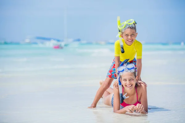 Hermano y hermana jugando en la playa durante el cálido día de vacaciones de verano . — Foto de Stock