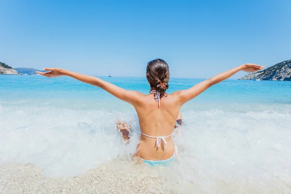 Szczęśliwa młoda dziewczyna cieszyć się wakacje na plaży — Zdjęcie stockowe