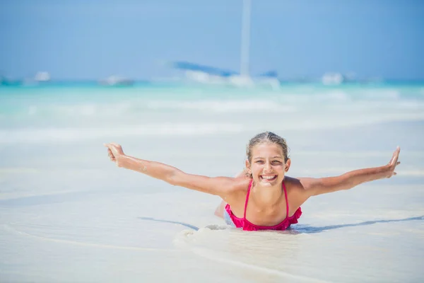 Flicka i bikini ligga och ha kul på tropical beach — Stockfoto