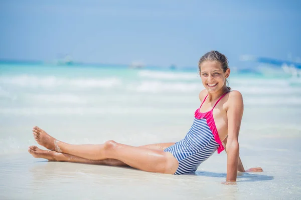 Chica en bikini acostada y divirtiéndose en la playa tropical —  Fotos de Stock