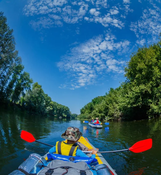 Widok z tyłu chłopca, spływy kajakowe na rzece w słoneczny dzień, podczas letnich wakacji — Zdjęcie stockowe