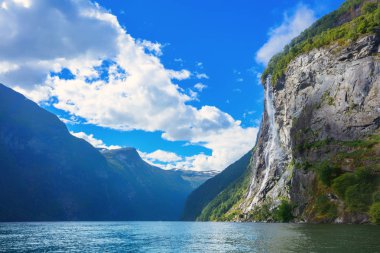 Geiranger fiyort ünlü şelaleler, sadece su erişilebilir. Geirangerfjord, Norveç.