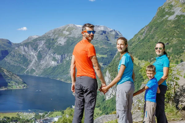 Rodina s dětmi nad fjordu Geiranger. — Stock fotografie