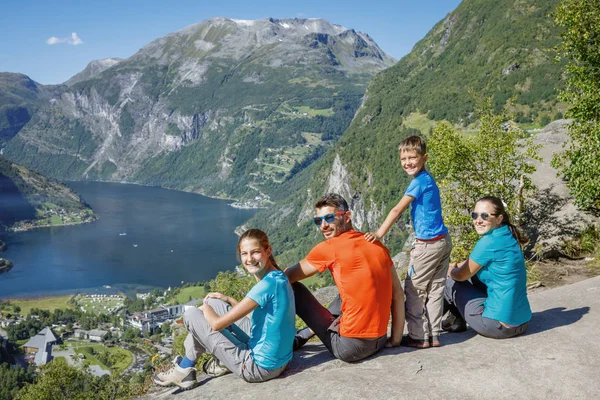 Gezin met kinderen boven Geiranger Fjord. — Stockfoto