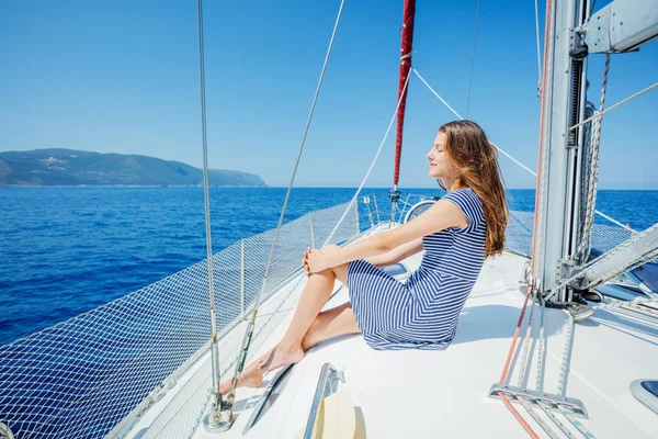 Девушка отдыхает на яхте в Греции — стоковое фото