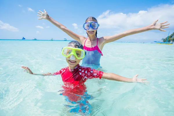 Due bambini felici in maschera si divertono sulla spiaggia — Foto Stock