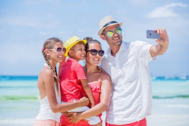 plajda eğlenmek Dört Kişilik Aile