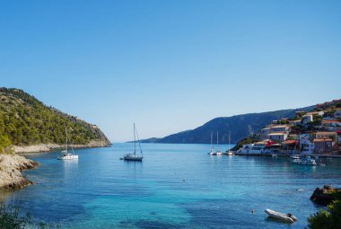 Assos Köyü ve güzel deniz defne, Kefalonia Island, Yunanistan