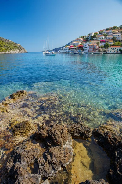 Assos pueblo y hermosa bahía de mar, isla de Cefalonia, Grecia — Foto de Stock