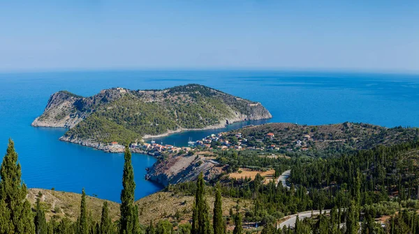 Assos pueblo y hermosa bahía de mar, isla de Cefalonia, Grecia —  Fotos de Stock