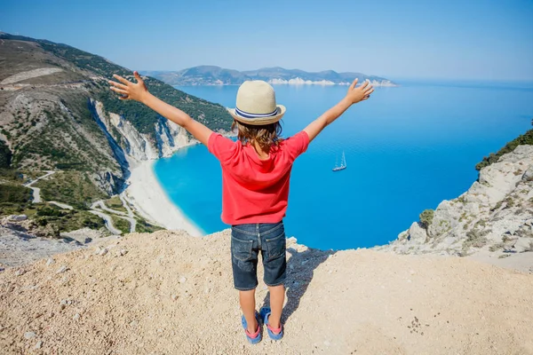 Χαριτωμένο αγόρι, απολαμβάνοντας τη θέα του όμορφη εξωτική παραλία Μύρτος στην Κεφαλονιά, Ελλάδα — Φωτογραφία Αρχείου